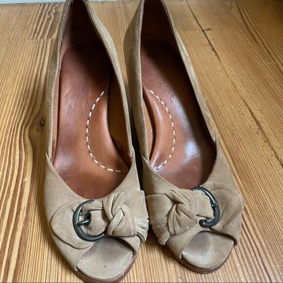 Gentle Souls Gabe's bow buckle tan suede wedge SIZE 9.5M - Picture 2 of 9